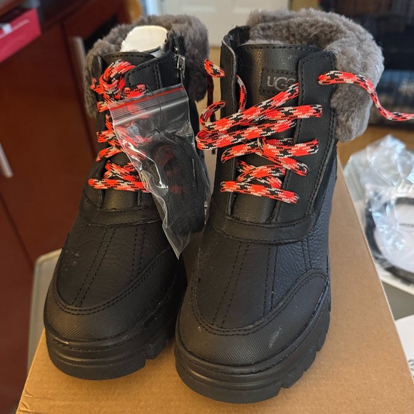 Boys UGG Ashton Addie Boots-BRAND NEW